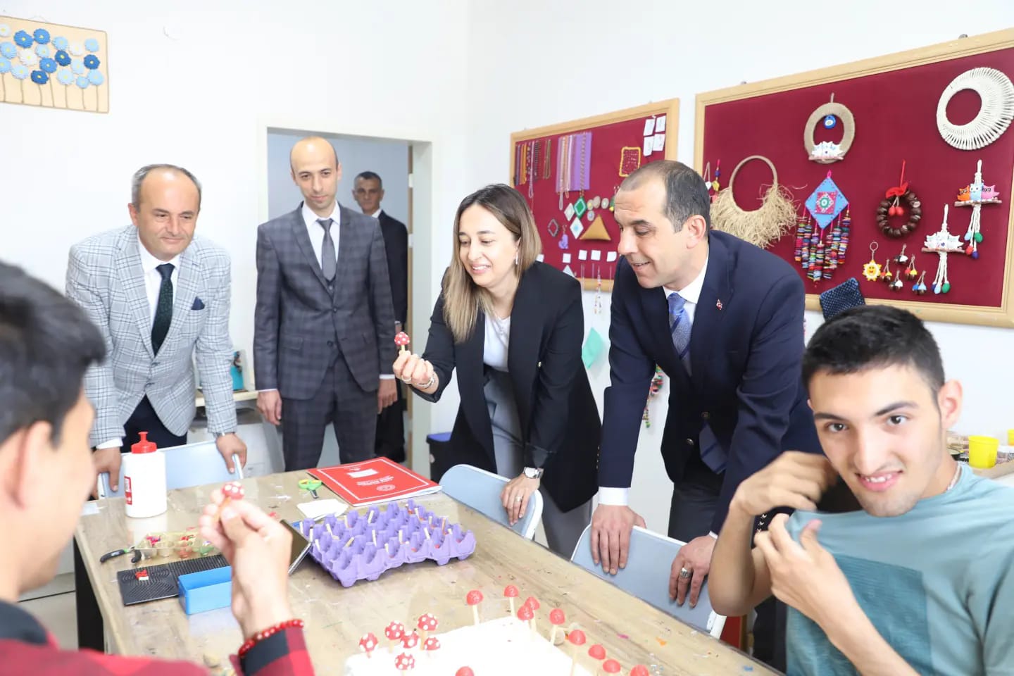 Vali Taşolar, özel eğitim okulunu ziyaret etti