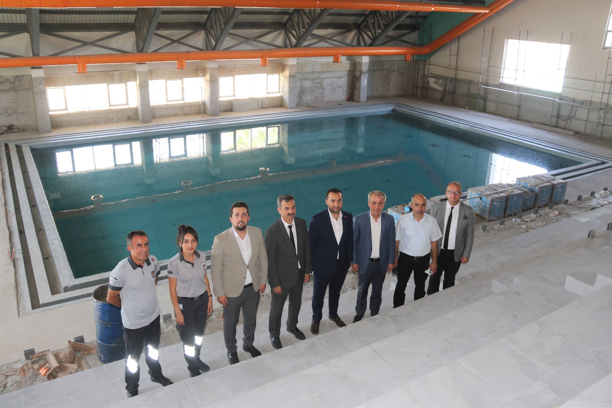 Kapalı yüzme havuzunda sona doğru