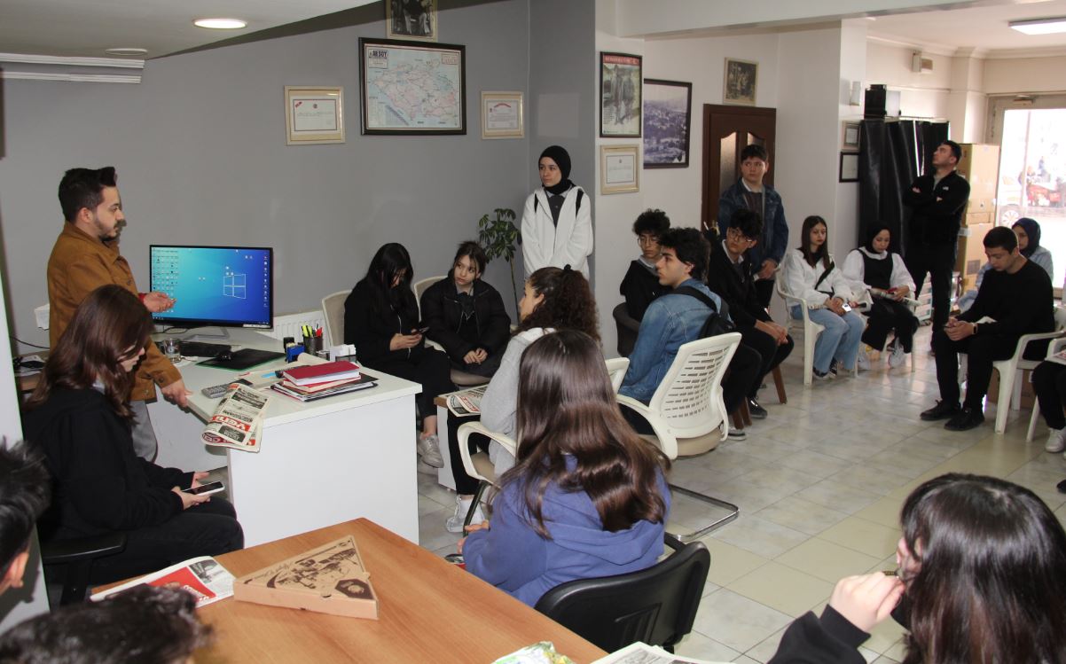 Liseliler, gazetecilik mesleğini öğreniyor