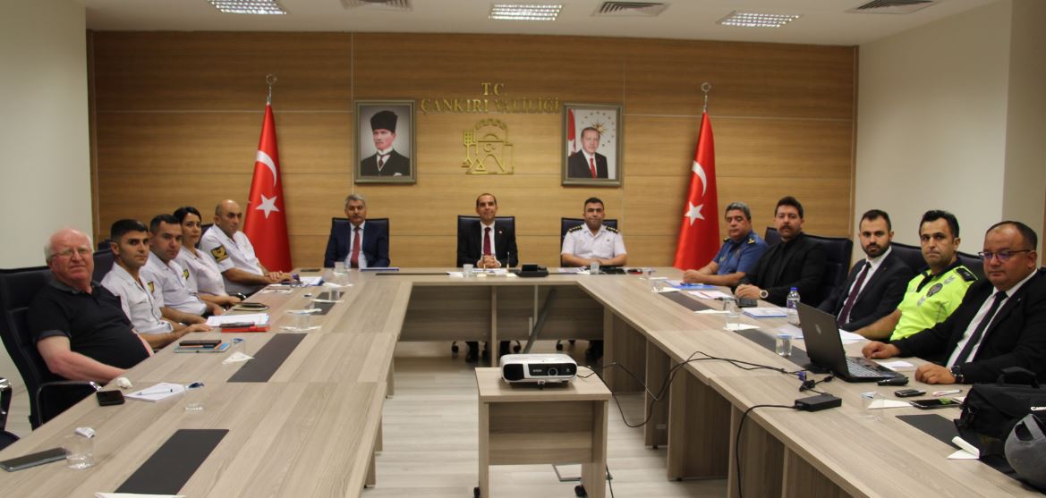 Vali Taşolar: Sokak kabadayılarına müsaade etmeyeceğiz