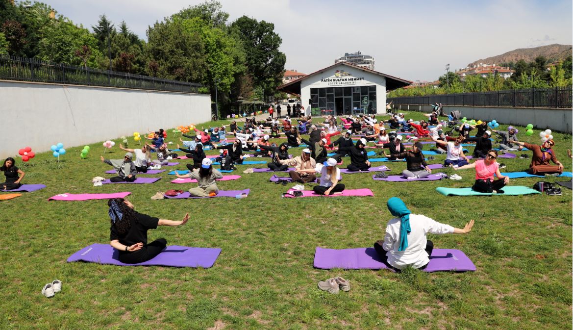 Çankırı’da kadınlar güne açık hava yoga etkinliği ile başladı