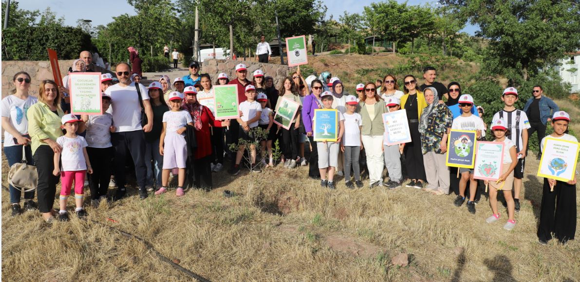 Çocuklar sevdiklerinin adını yaşatmak için fidan dikti