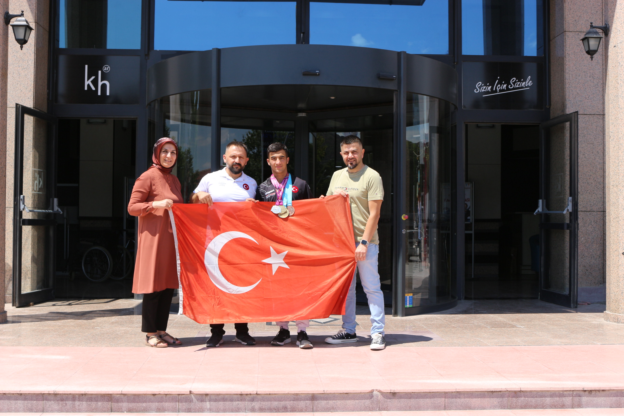 Milli sporcudan Karatekin’e teşekkür ziyareti