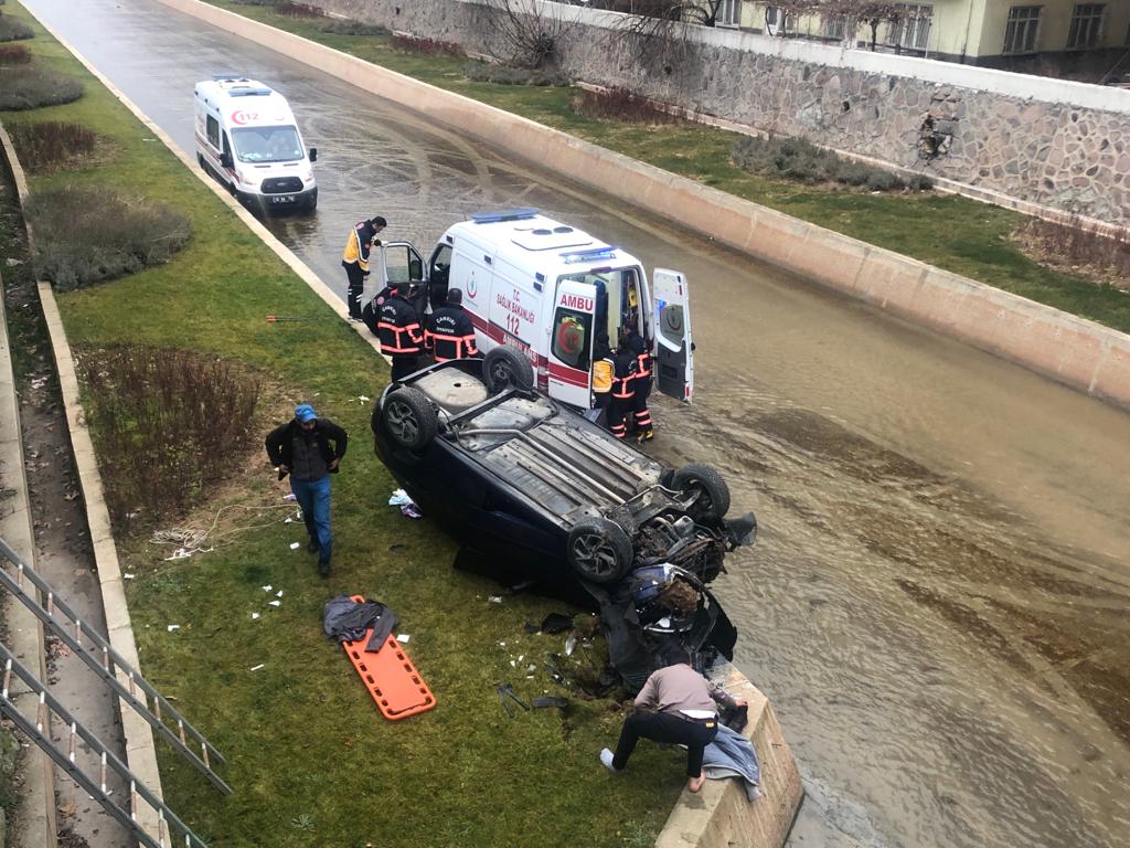 Çaya uçan otomobilde 7 kişi yaralandı