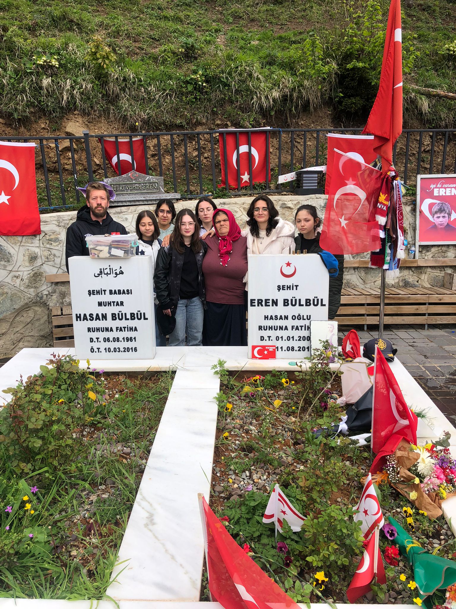 Fen Lisesi takımı, şehidimiz Eren Bülbül’ün kabrini ziyaret etti