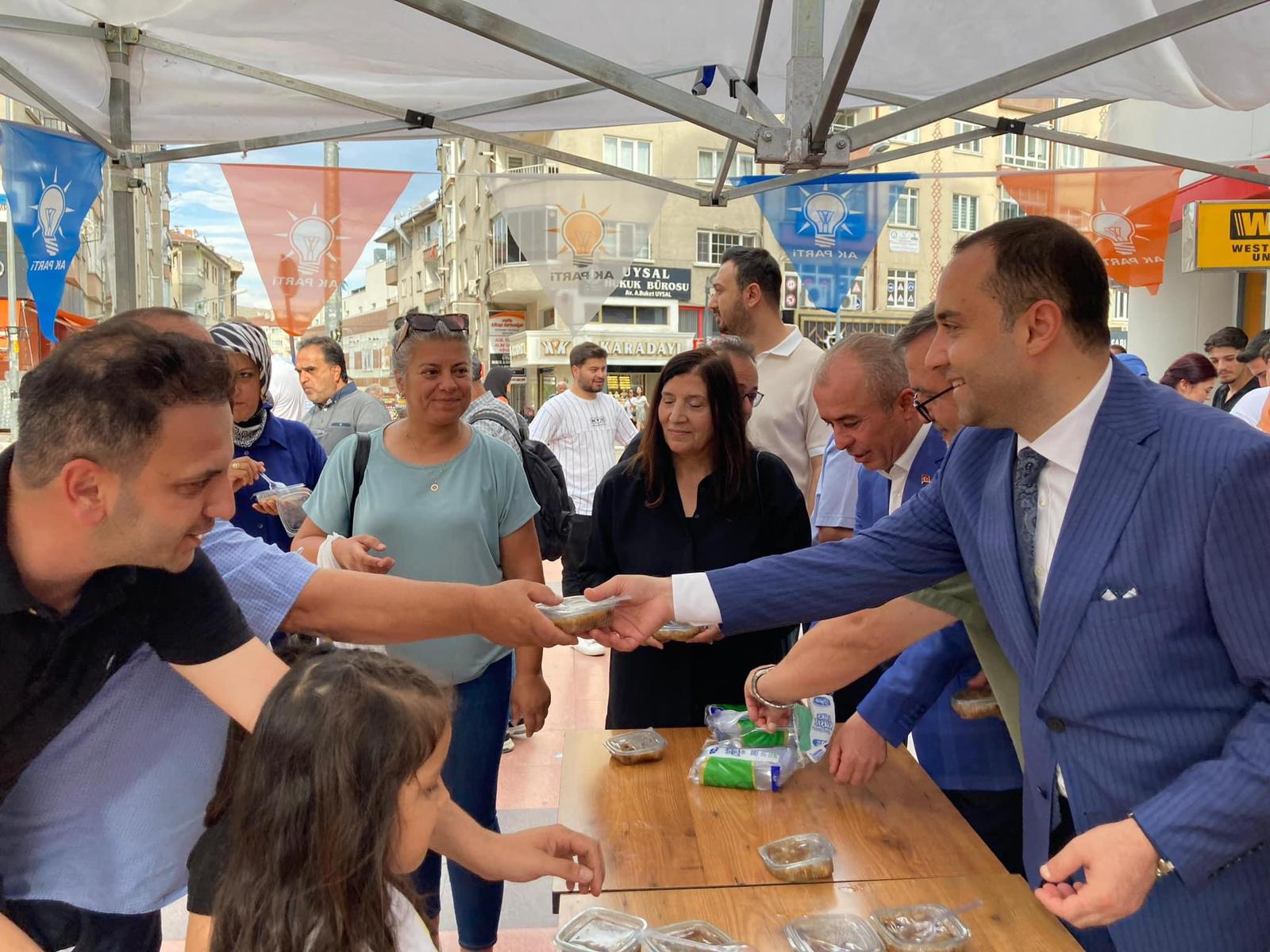 AK Parti teşkilatı aşure ikram etti