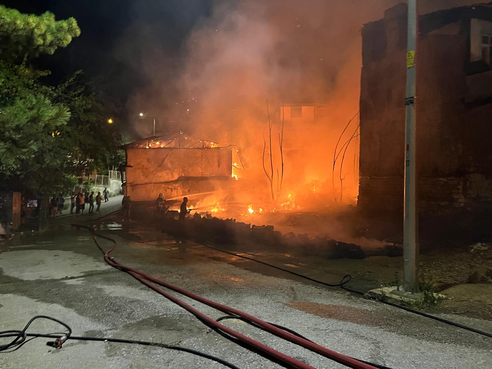 ÇANKIRI'da çıkan yangında 3 ev zarar gördü