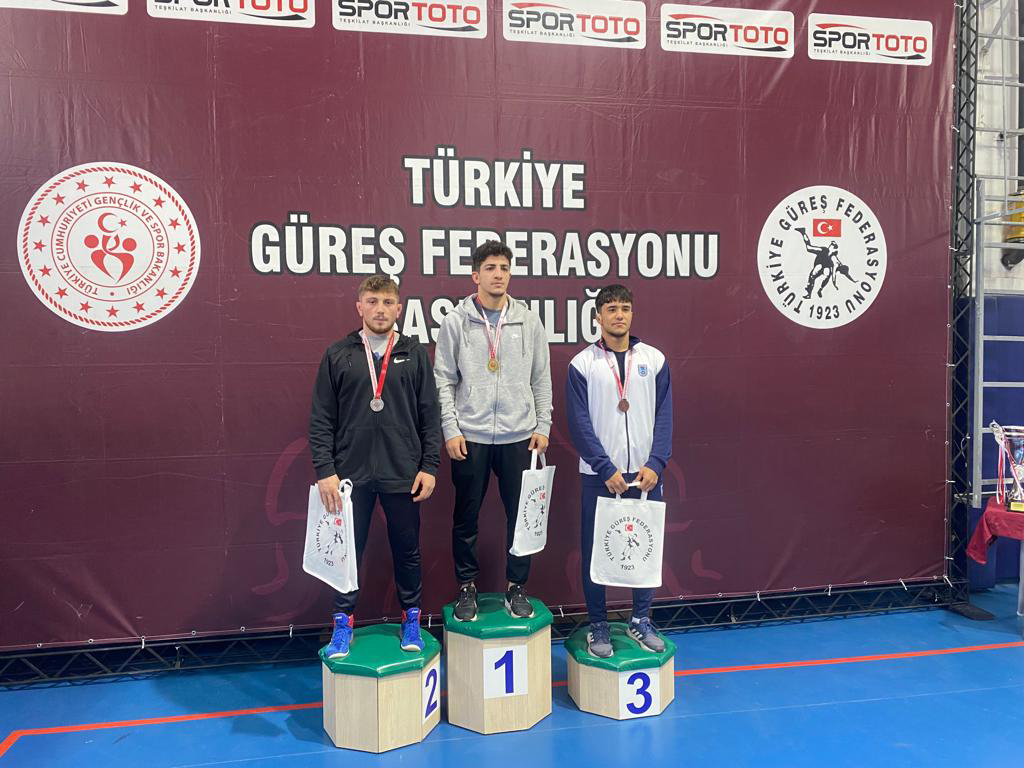 Güreşçimiz Fatih Özgen, gümüş madalya kazandı