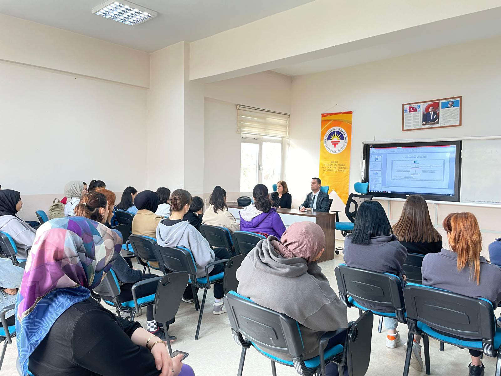 Kız öğrencilere yönelik KOSGEB girişimcilik semineri düzenlendi